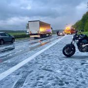 Plötzlicher Schneefall überraschte Autofahrer auf der Autobahn bei Estenfeld: A 7 war stundenlang gesperrt.