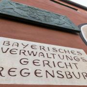Ein früherer Medizinstudent aus Würzburg war als "Schläfer" des IS enttarnt und zu langer Haft verurteilt worden. Nach der Freilassung stellt er jetzt Forderungen an den Staat - und klagt vor dem Verwaltungsgericht Regensburg. 