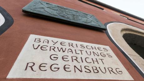 Ein früherer Medizinstudent aus Würzburg war als "Schläfer" des IS enttarnt und zu langer Haft verurteilt worden. Nach der Freilassung stellt er jetzt Forderungen an den Staat - und klagt vor dem Verwaltungsgericht Regensburg. 