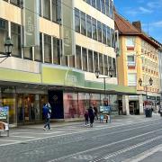 Die Galeria-Filiale in Würzburg kann im dritten Insolvenzverfahren nicht gerettet werden. Für den Oberbürgermeister, den Handelsverband und viele Bürger ist die Nachricht ein Schock.