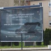 Dieses Plakat hängt in Schweinfurt in der Rhönstraße. Die Hintergründe des Plakats sind unklar und beschäftigen sogar den bayerischen Verfassungsschutz.