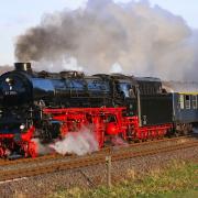 Mit der 177 Tonnen schweren Schnellzug-Dampflok 012 104-6 aus dem Baujahr 1940 geht es am 1. Juni von Gemünden aus ins Mittelrheintal.