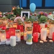Kerzen am Schulzentrum nach dem Tod eines 14-jährigen Schülers im September 2023: Die Trauer über den Mord in Lohr (Lkr. Main-Spessart) war groß. Nun beginnt der nicht öffentliche Prozess gegen den Tatverdächtigen.