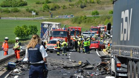 Mehrere Stunden war der Zubringer zur A71 bei Bad Neustadt (Lkr. Rhön-Grabfeld) nach einem schweren Unfall gesperrt. 
