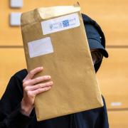 Eine ehemalige Erzieherin der Kita Greußenheim ist am Landgericht Würzburg angeklagt, weil sie Kinder misshandelt haben soll: die 30-Jährige zu Prozessbeginn Anfang April.