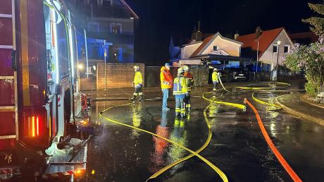 Stundenlang war die Feuerwehr auch in Estenfeld unterwegs, um den Schlamm zu bändigen, der ins Dorf gespült worden war. Im Hausener Ortsteil Fährbrück starb ein Mann in seinem Keller.
