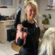 Neben ihrem mobilen Service bedient Friseurmeisterin Diana Michel Kundinnen und Kunden auch eigenen Salon im Keller ihres Hauses in Kleinbardorf.