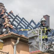 Im Ortskern von Frickenhausen hat am Sonntag ein Einfamilienhaus gebrannt. Ein Bewohner hat sich dabei leicht verletzt. Der Schaden liegt laut Polizei im mittleren sechsstelligen Bereich, das Haus ist nicht mehr bewohnbar.