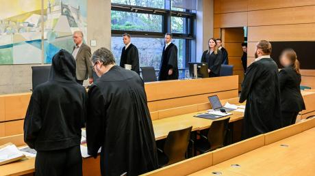 Eine 30-jährige Erzieherin und ihre 37 Jahre alte frühere Vorgesetzte mit ihren Anwälten vor dem Landgericht Würzburg: Sie sind wegen mutmaßlicher Misshandlung von Kindern in der Kita Greußenheim angeklagt.