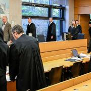 Eine 30-jährige Erzieherin und ihre 37 Jahre alte frühere Vorgesetzte mit ihren Anwälten vor dem Landgericht Würzburg: Sie sind wegen mutmaßlicher Misshandlung von Kindern in der Kita Greußenheim angeklagt.