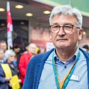 Siegfried Fichna ist Betriebsratsvorsitzender bei Kaufhof in Würzburg. Am Rande einer Kundgebung sprach er über die Lage der Angestellten und wie es für sie jetzt weitergeht.