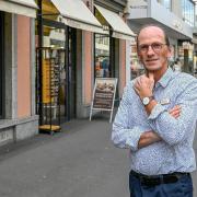 Leerstände, Neueröffnungen und Veränderung: Optiker Hans Schiborr vor seinem Geschäft am Kürschnerhof in Würzburg.