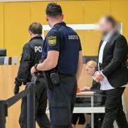 Kai K. auf dem Weg zur Anklagebank im Schweinfurter Landgericht: Doch auch der 13. Verhandlungstag im "Go&Change"-Prozess endete am Freitag früher als geplant.