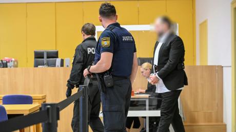 Kai K. auf dem Weg zur Anklagebank im Schweinfurter Landgericht: Doch auch der 13. Verhandlungstag im "Go&Change"-Prozess endete am Freitag früher als geplant.