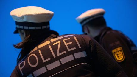 In Günzburg sind Polizeibeamte von einer betrunkenen Frau angegriffen worden. 