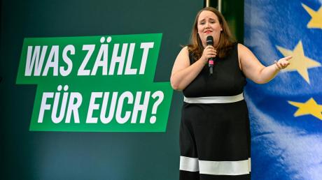 Die Grünen-Bundesvorsitzende Ricarda Lang stimmte ihre Parteifreundinnen und -freunde am Montagabend in Würzburg auf den Wahlkampf ein.