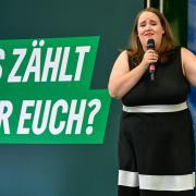 Die Grünen-Bundesvorsitzende Ricarda Lang stimmte ihre Parteifreundinnen und -freunde am Montagabend in Würzburg auf den Wahlkampf ein.