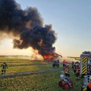 Ein Großaufgebot an Feuerwehren war im Einsatz, als am Montagabend eine Häckselmaschine bei Erntearbeiten auf einer Wiese zwischen Schraudenbach und Arnstein in Brand geriet.