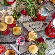 Trauerbekundungen am Ort der tödlichen Auseinandersetzung vor dem Stift Haug in Würzburg. Dort soll ein 22-Jähriger im September 2023 bei einer tätlichen Auseinandersetzung mit einem Messer einen 28-Jährigen getötet haben. 