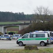 Nach einem Anschlag auf einen ICE auf der Strecke der Werntalbahn an Dreikönig 2021 gab es einen Großeinsatz der Polizei.