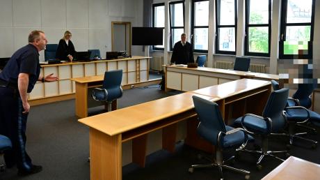 Ein Angeklagter aus dem Kreis Haßberge stand in Bamberg vor Gericht. Als die Richterin in den Saal kam, blieb er demonstrativ sitzen – trotz der Aufforderung eines Justizbeamten.