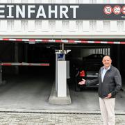 Bauherr Gerold Bader vor der Einfahrt in das neue Parkhaus am Bahnhof in Würzburg, das nach rund zwei Jahren Bauzeit Anfang des Monats eröffnet wurde. 