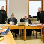 Prozess gegen Kai K., den Kopf der Gemeinschaft "Go&Change", vor dem Landgericht Schweinfurt: Der Angeklagte (rechts) mit seinem Verteidiger Hubertus Werner (Zweiter von rechts) und weiteren Anwälten.