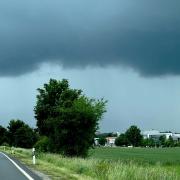 Ein Beispiel von vielen in Unterfranken: Auf dem Rückweg von Schweinfurt sahen Jochen und Julian Fehlbaum am Freitag gegen 13.30 Uhr den sich entwickelnden Tornado über Gerolzhofen.