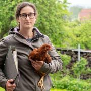 Sie trägt nicht nur Huhn Trude, sondern immer öfter auch Akten unterm Arm: Landwirtin Marina Eltschka verbringt wegen der vielen Nachweise ihrer Tiere mehr Zeit im Büro, als ihr lieb ist. 