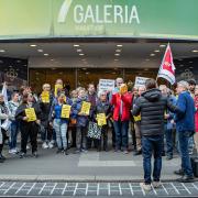 Anfang Mai versammelten sich die Beschäftigten von Galeria Karstadt Kaufhof vor dem Gebäude in Würzburg und demonstrierten gegen die Schließung. Nun kamen die Kündigungen.