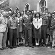 Kurz vor dem Abitur 1949 präsentiert sich der Jahrgang von Schüler Walter Vogt (Vierter von links) vor der damaligen Schule. Heute ist in dem Haus das Kitzinger Stadtarchiv untergebracht.