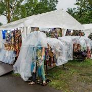 Viel Regen und deshalb weniger Besucher gab es am Samstag beim Africa Festival auf den Mainwiesen in Würzburg.