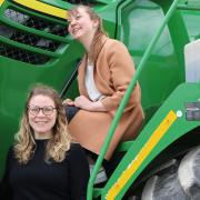 Die Schwestern Susanne (links) und Franziska Wolf übernehmen den landwirtschaftlichen Betrieb ihrer Eltern in Eußenheim. 
