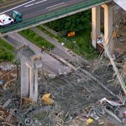 Die Luftaufnahme zeigt die Unfallstelle am Ersatzneubau der Talbrücke Schraudenbach der Autobahn 7 bei Werneck. Dort war bei dem Einsturz eines Brückenneubaus ein Arbeiter getötet worden, mehrere wurden schwer verletzt. Am 15. Juni jährt sich das Unglück zum achten Mal.