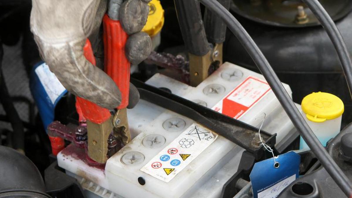 Starthilfe bei Hybridauto: Bloß nicht die Batterie verwechseln
