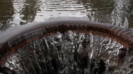Bei Starkregen drückt das Wasser in Kötz oft Kanaldeckel hoch. Die Gemeinde will die Probleme bei den Kanälen angehen. 