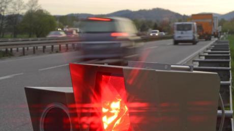 Auf Blitzerfotos ist oft auch der Beifahrer zu sehen. Das Bild muss nicht unkenntlich gemacht werden, wenn es wichtige Rückschlüsse auf den Fahrer zulässt.
