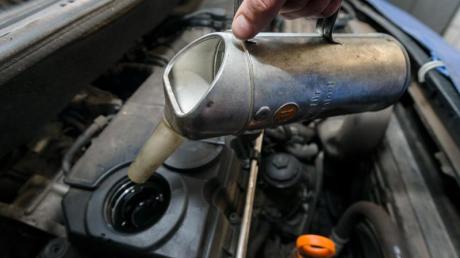 Nach einem Ölwechsel muss das alte Motoröl ordnungsgemäß entsorgt werden.