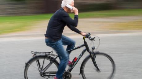 Wer beim Radfahren sein Handy benutzt, riskiert ein Bußgeld. 