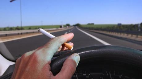 In Schottland bleiben im Auto in Zukunft Zigaretten aus, wenn Kinder dabei sind. Sonst droht ein saftiges Bußgeld.