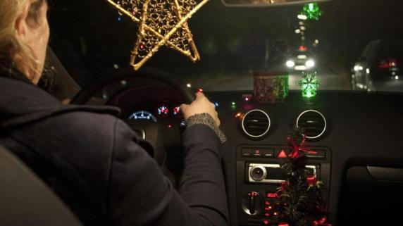 Schmucklos und sicher: Weihnachten: Blinkende Deko im Auto ist verboten