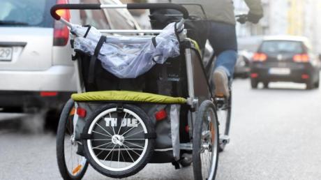 Am Donnerstagvormittag stürzte eine Radfahrerin mit ihrem E-Bike. Den Kindern im Anhänger ist dabei nichts passiert. 