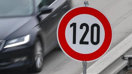 Beim Überholen mit seinem Auto auf der B 16 von Tapfheim in Richtung Höchstädt hat ein 22-Jähriger andere Verkehrsteilnehmer gefährdet.