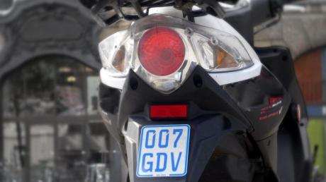 Die falsche Farbe des Versicherungskennzeichens an einem Mofa ist der Polizei am Donnerstag in Zusamzell sofort aufgefallen.