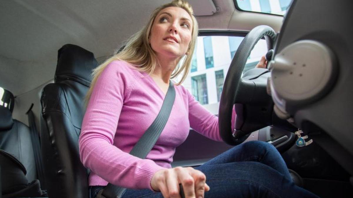 Autositz richtig einstellen: Diese perfekte Sitzhaltung im Auto ist wichtig  für Ihre Gesundheit