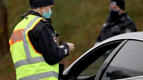 Ein Autofahrer hat Polizisten in Kellmünz einen Führerschein vorgelegt, der sich als Totalfälschung herausstellte. 