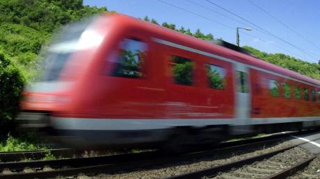 Fahrgäste in einem Regionalzug bei Augsburg vernahmen am Donnerstagabend einen Rauchgeruch.
