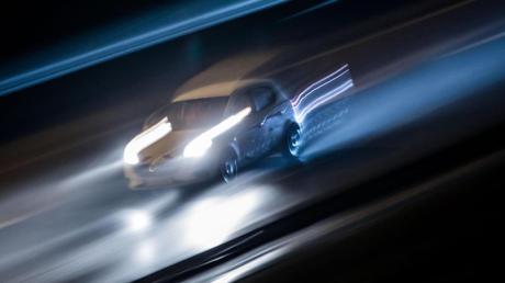 Ein 22-jähriger Autofahrer ist in der Nacht zum Sonntag mit seinem Audi TT Coupé durch Aichach gerast. Am Ortsausgang an der Münchner Straße beschleunigte er laut Polizei auf bis zu 150 Stundenkilometer.