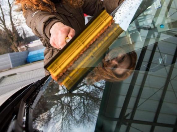 Auto Frontscheibe INNEN und AUßEN richtig reinigen ohne Schlieren mit  Glasreiniger und Glastuch 