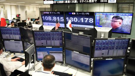 Während eine in Nordkorea abgeschossene Rakete Japan überfliegt, verrät an der Börse in Tokio nur der Bildschirm mit dem Konterfei von Kim Jong Un, dass etwas nicht stimmt.